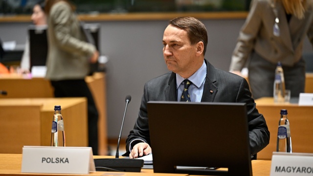 Polska kupi amerykańską broń i przekaże Ukrainie. Poinformował o tym w Brukseli minister spraw zagranicznych Radosław Sikorski.