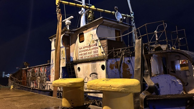 Koniec akcji wyciągania kutra z dna Basenu Północnego w Świnoujściu. Prace trwały od środy.