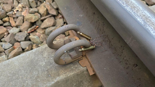 Niebezpieczna sytuacja na torach kolejowych w pobliżu Ostrowa Wielkopolskiego. Na remontowanym odcinku nieznany sprawca podłożył naboje karabinowe, tzw. ślepe.