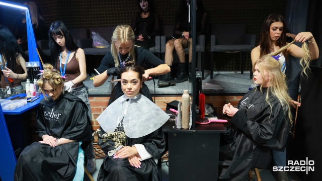 Staranne koki i skomplikowane warkocze - to tylko niektóre ze stylizacji wymyślane przez uczestników Wojewódzkiego Konkursu Fryzjerskiego Srebrny lok.