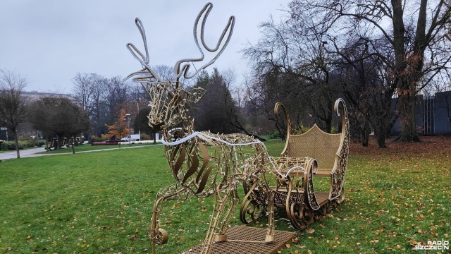 Na ulicach, skwerach i deptakach w Kołobrzegu instalowane są pierwsze świąteczne ozdoby. Ubiegłoroczne świecące pawie w tym roku zastąpią renifery.