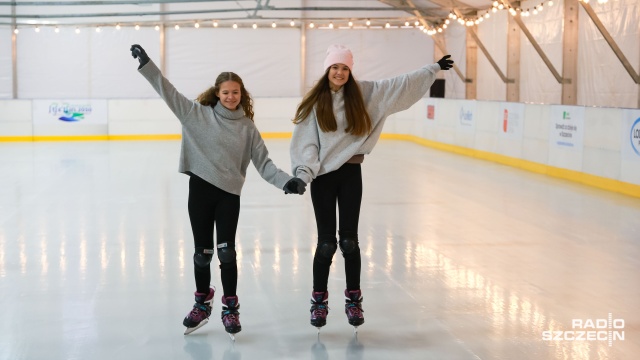 Szczecinianie ponownie mogą korzystać z lodowiska przy Netto Arenie. Popularne miejsce zimowej zabawy otworzyło swoje podwoje w piątek o godzinie 16:00.