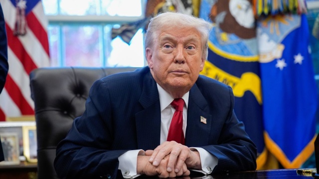 Administracja Donalda Trumpa uważa, że nadszedł moment, by wywrzeć presję na Ukrainę, aby zawarła porozumienie pokojowe. Waszyngton uważa, że prezydent Wołodymyr Zełenski jest osłabiony w kraju skandalem korupcyjnym, który stanowi największe zagrożenie dla jego przywództwa od czasu inwazji Rosji w 2022 roku.