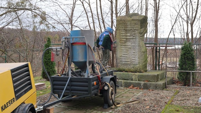Ruszyły prace remontowe pomnika upamiętniającego żołnierzy 7. i 9. Pułku Piechoty Pierwszej Armii Wojska Polskiego w Kluczewie.