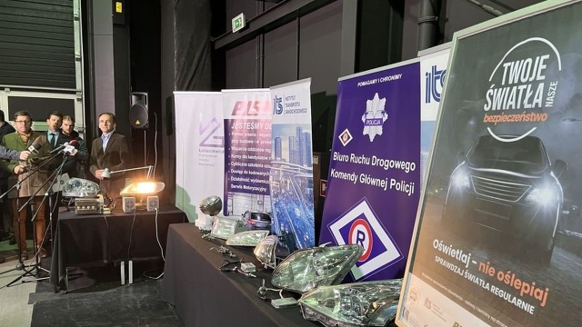 Kierowcy mogą w sobotę (22.11) bezpłatnie sprawdzić światła swojego pojazdu na wybranych stacjach diagnostycznych w całym kraju.