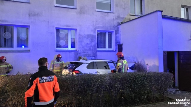 Samochód osobowy uderzył w przybudówkę klatki schodowej bloku. Do zdarzenia doszło w Koszalinie na wysokości ronda na ulicy Władysława IV i Jana Pawła II.