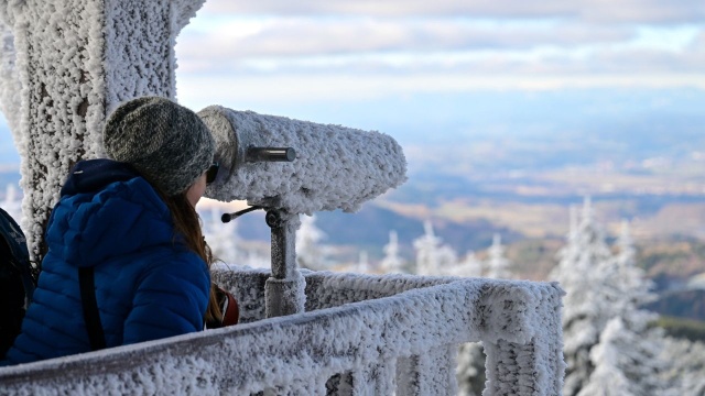Zima nie odpuszcza. Instytut Meteorologii i Gospodarki Wodnej wydał ostrzeżenia przed intensywnymi opadami śniegu, którym mogą towarzyszyć zawieje, zamiecie i porywisty wiatr.