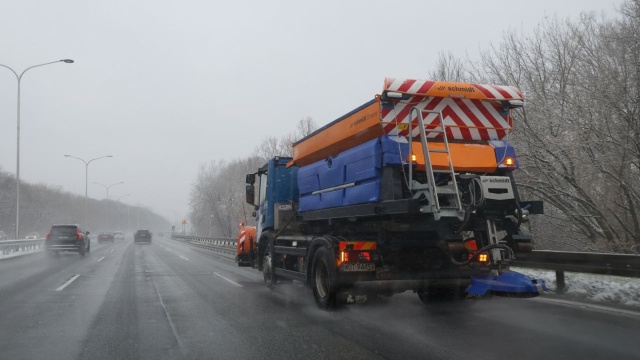 Śnieg zawitał do Szczecina na trasach może być miejscami ślisko, trzeba uważać.