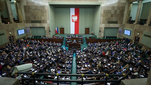 W poniedziałek (24.11) wchodzi w życie zakaz sprzedaży alkoholu w Sejmie. Taką decyzję podjął marszałek Włodzimierz Czarzasty. Sprzedaż alkoholu nie będzie możliwa w budynkach i terenach pozostających w zarządzie Kancelarii Sejmu.
