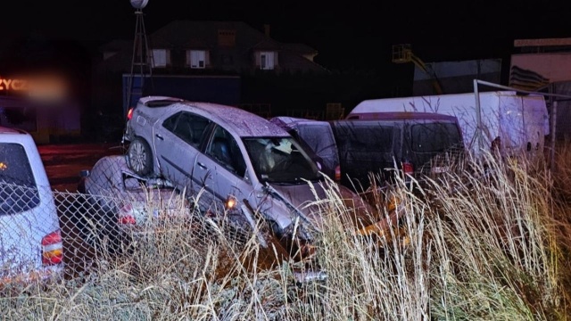 Samochód osobowy wypadł z drogi, przeleciał przez ogrodzenie i wylądował na dachu innych pojazdów stojących na terenie wypożyczalni samochodów. Do zdarzenia doszło nad ranem w Kołobrzegu.