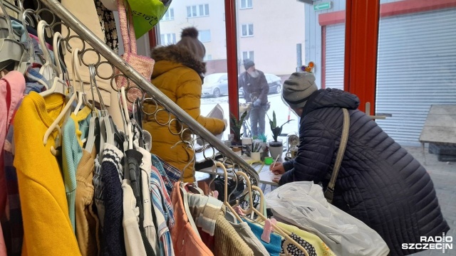 Tysiąc odwiedzających i wieszaki pełne ubrań. Punkt zbiórki tekstyliów w Świnoujściu będzie dalej funkcjonował.