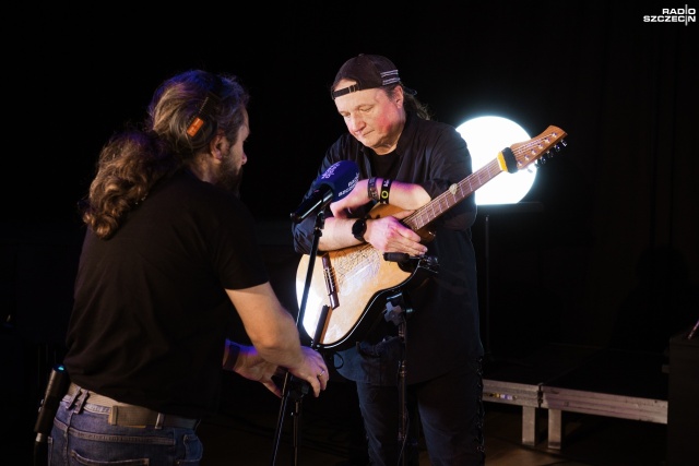 Czyli jeden gitarzysta i sześć instrumentów.