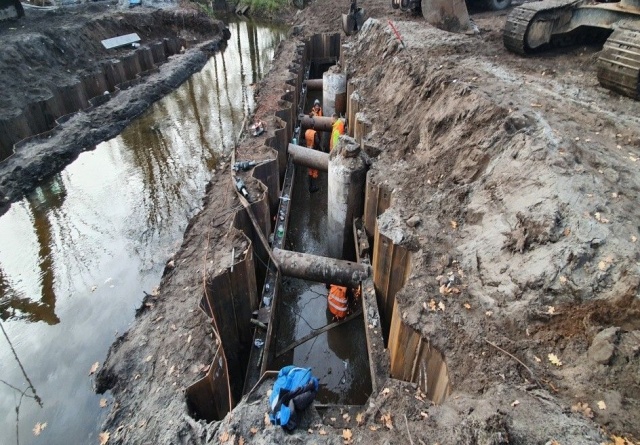 Będzie wygodniejszy i bezpieczniejszy przejazd przez rzekę Chełszczącą w ciągu ulicy Lubczyńskiej w Szczecinie. Trwa budowa mostu.