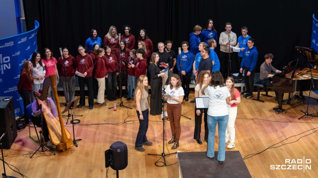 Występuje z ogromnym powodzeniem w krajach europejskich. Jest laureatem wielu prestiżowych konkursów. Ostatnio zdobył I miejsce i Złoty Dyplom na Międzynarodowym Konkursie Muzyki Sakralnej Carmen Fidei. Chór Uniwersytetu Szczecińskiego nagrywa w Studiu Koncertowym S-1 im. Jana Szyrockiego.