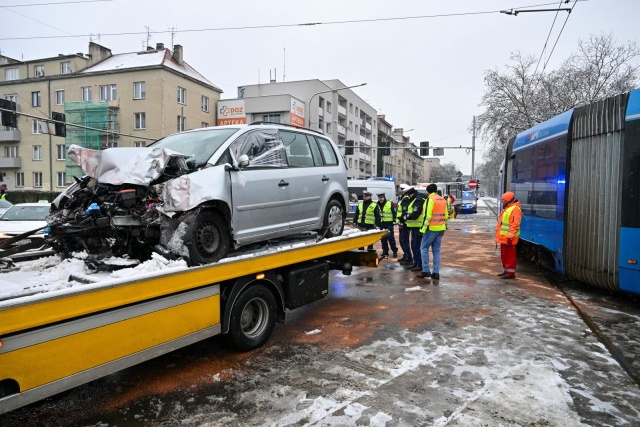 Jedna osoba zginęła, a dwie zostały ranne - to bilans wypadku, do którego doszło nad ranem we Wrocławiu. Samochód uciekający przed policją uderzył w tramwaj.