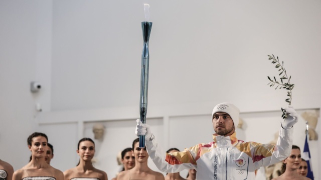 Ogień na Zimowe Igrzyska Olimpijskie zapłonął w Olimpii. Ceremonia odbyła się w sali Muzeum Olimpijskiego.