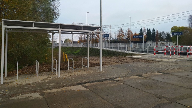 Nowy parking przy przystanku kolejowym Radziszewo.