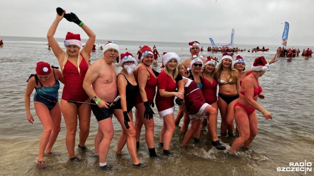 Parada, kolorowe stroje i moc atrakcji nie tylko dla morsów. Świnoujście szykuje się do goszczenia kilkuset Mikołajów i Mikołajek z całej Polski. Poza kąpielą w mroźnym Bałtyku nie zabraknie też innych atrakcji.