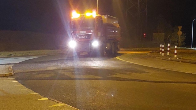 Na razie bez opadów, temperatury na plusie, mimo to na trasach pracuje zimowy sprzęt. W tej chwili to 34 solarki.