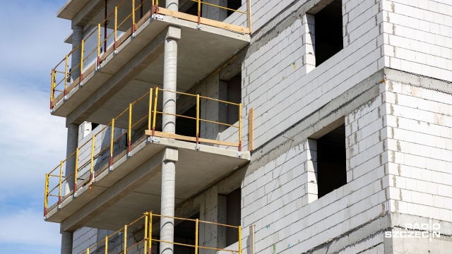 Kooperatywa mieszkaniowa może być alternatywą dla mieszkań od dewelopera - przekonują specjaliści. Chodzi o zrzeszenie się co najmniej trzech osób, które wspólnie kupują działkę i budują dom - na użytek własny.