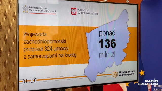 Agregaty, magazyny obrony cywilnej, ale też śpiwory - to rzeczy, które kupią lub kupiły samorządy, aby wspierać ochronę ludności i obronę cywilną. Wojewoda podpisał z nimi ponad 320 umów na kwotę ponad 136 mln złotych na ten cel.