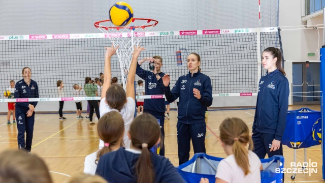 Dużo dobrej zabawy i sportowej rywalizacji uczniowie dwóch klas czwartych Społecznej Szkoły Podstawowej nr 1 STO Szczecin odbyli wyjątkowe zajęcia z siatkarkami Lotto Chemika Police.
