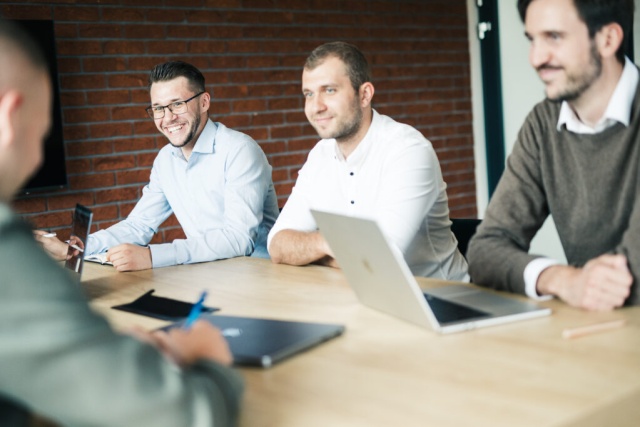 W erze cyfrowej widoczność online decyduje o sukcesie lub porażce każdego biznesu. Profesjonalna agencja SEO to nie tylko wykonawca usług, lecz przede wszystkim strategiczny partner, który pomaga budować mocną pozycję Twojej marki w internecie. Pozycjonowanie stron to skomplikowany proces wymagający specjalistycznej wiedzy, doświadczenia oraz ciągłego dostosowywania się do zmieniających się algorytmów wyszukiwarek. Bez odpowiedniego wsparcia firmy narażają się na utratę klientów na rzecz konkurencji. Współpraca z ekspertami SEO to klucz do zwiększenia widoczności, poprawy konwersji i budowania wiarygodności, co przekłada się na realne efekty biznesowe.