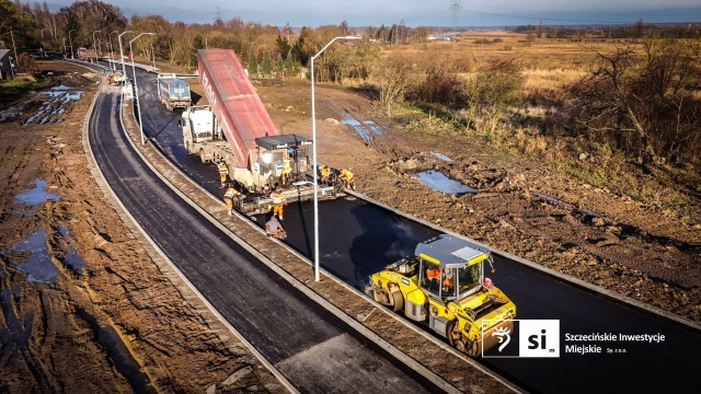 Rozpoczęło się układanie nawierzchni na nowej drodze w rejonie ulic Stołczyńskiej i Skwarnej na szczecińskim Skolwinie. To kluczowy etap inwestycji.