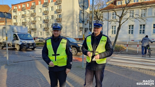 Odblaski mogą uratować życie - przekonują kołobrzescy policjanci i miejscowi urzędnicy. Starostwo powiatowe właśnie zakupiło 8 tysięcy elementów odblaskowych, które trafią do mieszkańców.