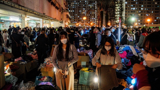 Co najmniej 83 osoby zginęły, a 300 nadal jest uważanych za zaginione w wyniku pożaru wysokościowców w Hongkongu policja zatrzymała szefów firmy budowlanej, która prowadziła ich renowację - podała w czwartek agencja Reutera.