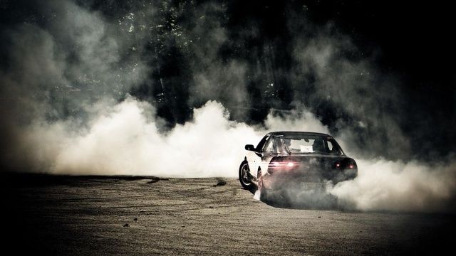 Ustawa, która zaostrza kary za brawurową jazdę samochodem, wraca do Sejmu. Senat wprowadził do niej drobne, redakcyjne poprawki.