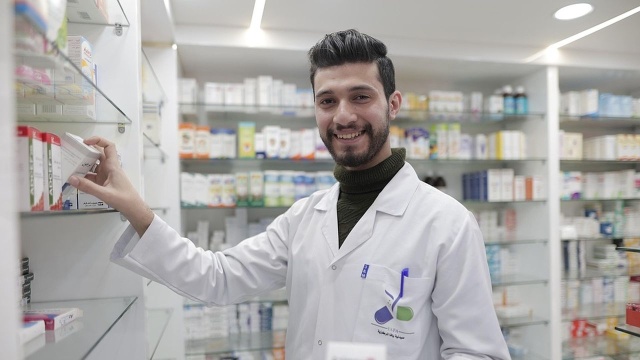 Ponad 14 tysięcy aptek w całej Hiszpanii funkcjonuje jako fioletowe punkty - bezpieczne miejsca wsparcia dla kobiet doświadczających przemocy domowej. Farmaceuci zostali przeszkoleni, by rozpoznawać sygnały przemocy i odpowiednio reagować.