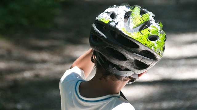 Kierujący rowerami, elektrycznymi hulajnogami i urządzeniami transportu osobistego poniżej 16. roku życia będą musieli korzystać z kasku podczas jazdy. Prezydent Karol Nawrocki podpisał nowelizację Prawa o ruchu drogowym w tej sprawie - poinformowała Kancelaria Prezydenta.