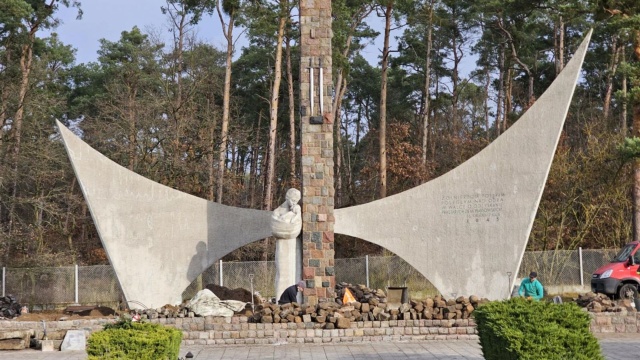 Modernizacja Pomnika Żołnierzy 1. Armii Wojska Polskiego w Starych Łysogórkach.