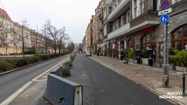 Kierowcy parkujący w alei Jana Pawła II w Szczecinie narzekają na zbyt małą liczbę miejsc na odcinku pomiędzy placami Grunwaldzkim i Lotników. Chodzi o ogródki restauracyjne, które zajmują jezdnię a używane są tylko w sezonie letnim.