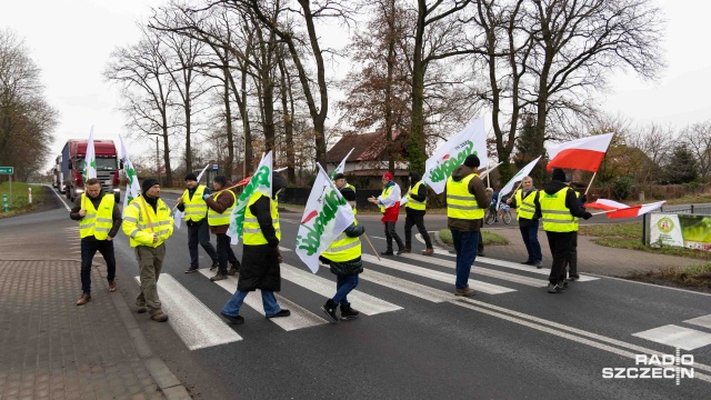 Dwie godziny trwał protest rolników w Krąpieli koło Stargardu. Protestujący przez dziesięć minut blokowali trasę S10, chodząc po pasach, a na kolejne 10 minut puszczali ruch.