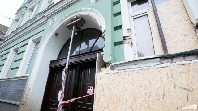 Główne wejście i parter kamienicy przy ul. Parkowej 59 w Szczecinie mają być naprawione do końca grudnia. Konstrukcja budynku została uszkodzona w czwartkowym wypadku. Tramwaj linii nr 11, jadący ze Stoczni Szczecińskiej w kierunku centrum, wypadł z torów i wjechał we frontową ścianę kamienicy.