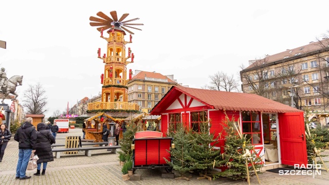 Słynny w Szczecinie domek świętego Mikołaja z Pogodna w tym roku w nowej lokalizacji. Stanął na Jarmarku Bożonarodzeniowym. To tymczasowe rozwiązanie.