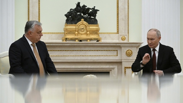 Na Kremlu zakończyło się spotkanie Władimira Putina z Viktorem Orbnem. Przywódcy Rosji i Węgier mieli przede wszystkim rozmawiać o współpracy energetycznej i dostawach paliw. Nie zabrakło także kwestii wojny na Ukrainie.