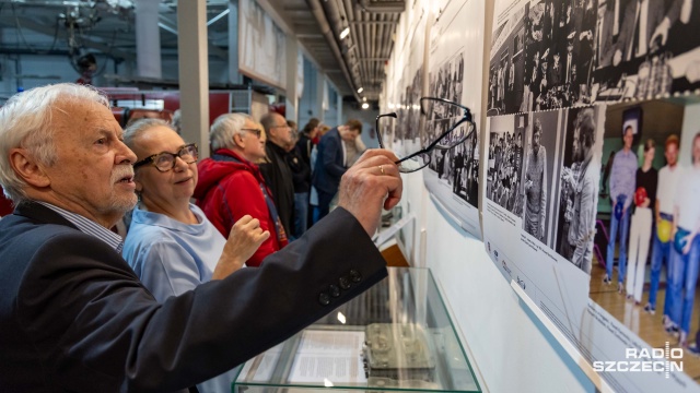 To opowieść o dźwiękach, które przez lata łączyły pokolenia. Wystawa w Muzeum Techniki i Komunikacji w Szczecinie 80 lat w eterze przybliża historię radiofonii na Pomorzu Zachodnim. Na ekspozycji można zobaczyć zarówno zabytkowe odbiorniki, jak i archiwalne fotografie sprzed lat.