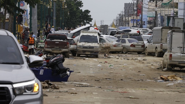 Rośnie liczba ofiar powodzi w krajach Azji Południowo-Wschodniej. W Tajlandii według najnowszych danych zginęły co najmniej 162 osoby. Na Sumatrze w Indonezji liczba ofiar śmiertelnych zbliża się do 180.