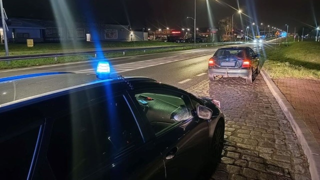 Nietrzeźwy, bez prawa jazdy i poszukiwany do odbycia kary więzienia. Funkcjonariusze Zachodniopomorskiego Urzędu Celno-Skarbowego zatrzymali w Przecławiu obywatela Tadżykistanu, bo ten przekroczył dozwoloną prędkość.