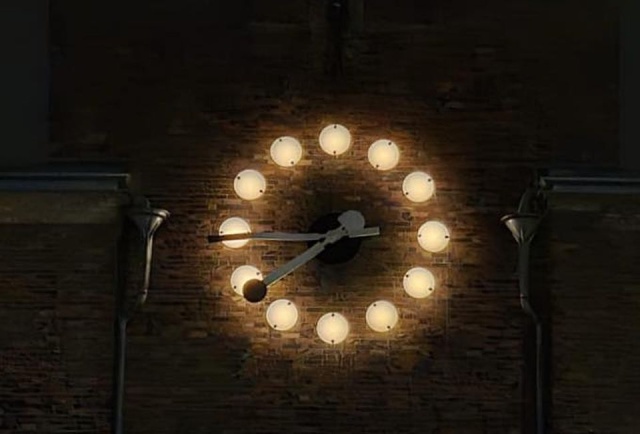 Stał w bezruchu przez dziesiątki lat. Zabytkowy zegar na fasadzie 109. Szpitala Wojskowego w Szczecinie znów odmierza czas.