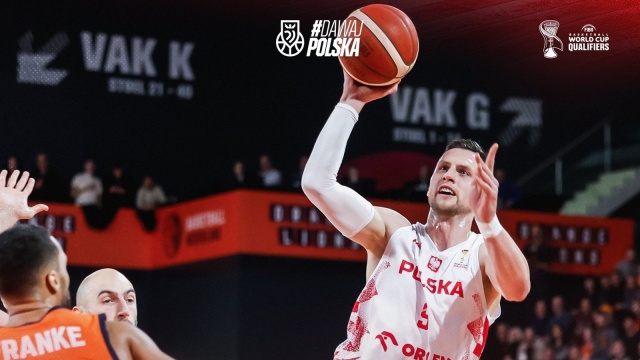 Reprezentacja Polski koszykarzy pokonała w Hadze Holandię 85:83 (22:28, 15:25, 21:17, 27:13) w 2. kolejce grupy F pierwszego etapu kwalifikacji mistrzostw świata Katar 2027.