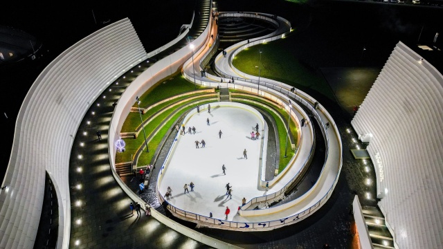 To jedyne miejsce w Szczecinie, w którym można jeździć na łyżwach nie tylko w kółko, ale też po lodowym torze. Lodowisko w Fabryce Wody zostało oficjalnie otwarte.