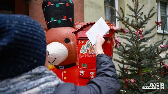 Ponad sto listów do Świętego Mikołaja trafiło tylko w ciągu jednego dnia do słynnej skrzynki na szczecińskim Pogodnie. Po raz czwarty stanęła ona przy ulicy Jana Styki 33.