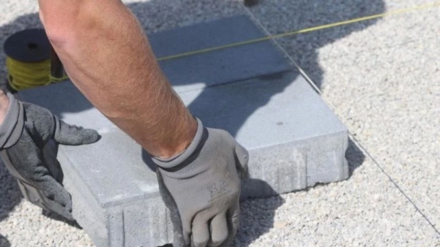 Przy Szkole Podstawowej nr 23 w Dąbiu zakończył się remont chodnika. Chodzi o placówkę przy ulicy Zaruskiego.