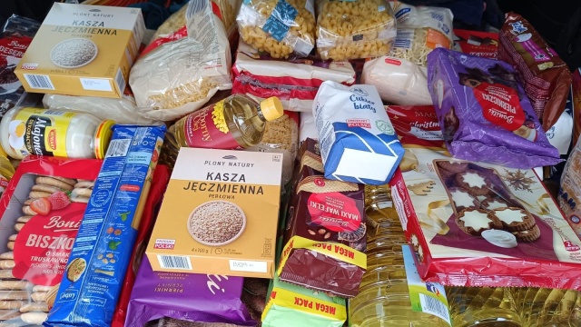 Prawie dwie tony żywności, czyli sukces przedświątecznej zbiórki w powiecie polickim. Zaangażowali się w nią m.in. mieszkańcy i wolontariusze.