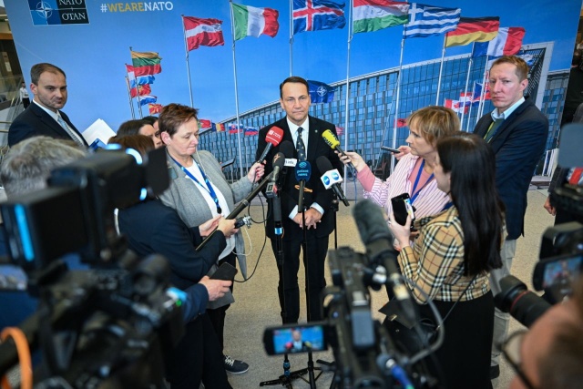 Rosja idzie w drugą stronę niż Związek Radziecki w swoim ostatnim okresie - powiedział Radosław Sikorski na forum Rady Ministrów Organizacji Bezpieczeństwa i Współpracy w Europie.