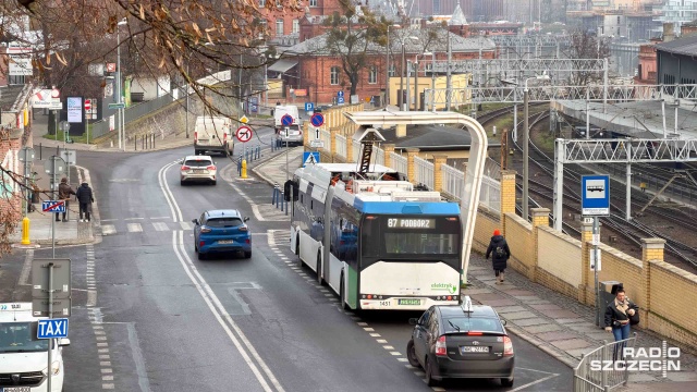 Niedoświetlone przejście dla pieszych przy Dworcu Głównym PKP straszy mieszkańców. Autobus też dorzuca swoje trzy grosze.